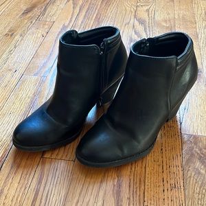 Mia size 7.5 black ankle boot